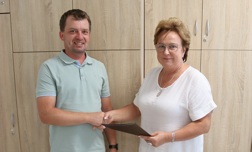 Zdjęcie do Podpisano umowę na realizację przedsięwzięcia pn.: &bdquo;Budowa i remont drogi gminnej nr 840547P ul. Leśna oraz budowa drogi wewnętrznej na terenie gminy Doruch&oacute;w&rdquo;. 